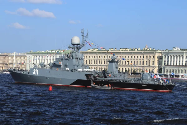 Det Militære Slagskib Kazanec 311 Neva River Den Russiske Flådes - Stock-foto