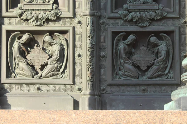 Нижняя Часть Двери Исаакиевского Собора Украшена Фигурами Ангелов Склонившихся Креста — стоковое фото