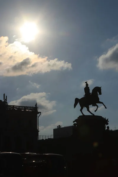 尼可拉斯第一纪念碑的剪影 太阳在晴朗的天空中 — 图库照片