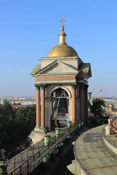 St. Isaac's Katedrali üzerinde çan kulesi granit sütunlar ve bir altın kubbesi ile süslüdür.