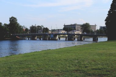 Orta Nevka Nehri ilk Elagin köprüsü Elagin adasından Taş adasına. Saint-Petersburg su alanı. Central Park kültür ve dinlenme. S. M. Kırova