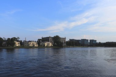Orta Nevka kıyı şeridinde konut binaları. Saint-Petersburg dolgu mimarisi.
