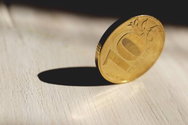 10 ruble bakır sikke üzerinde beyaz ahşap doku.