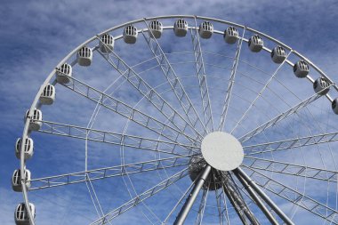 Eğlenceli tekerlek atlıkarınca. Eğlence Parkı Divo-ada. Saint-Petersburg.