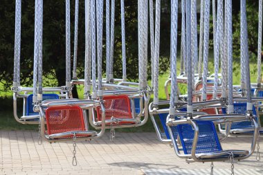 Çocukların atlıkarınca için boş asılı koltuk. Eğlence Parkı Divo-ada. Saint-Petersburg.