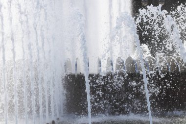 Çeşme su akışları dinamik hareket. Islak sprey yaz şelale.