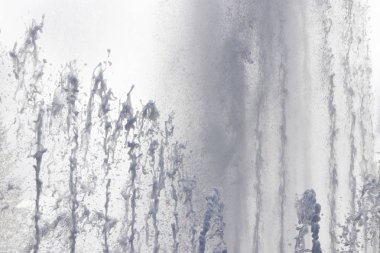 Çeşme su akışları dinamik hareket. Islak sprey yaz şelale.