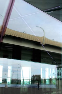 Şaşkın adam sokak aynalar yansımaları. Kentsel arka plan.