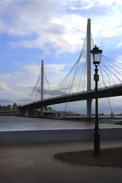 Puente Zsd Sobre Río Neva Con Linterna Negra Zona Peatonal — Foto de Stock