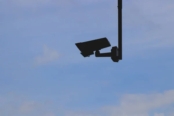 Silueta Cámara Calle Sobre Fondo Cielo Azul Vigilancia Del Guardia — Foto de Stock