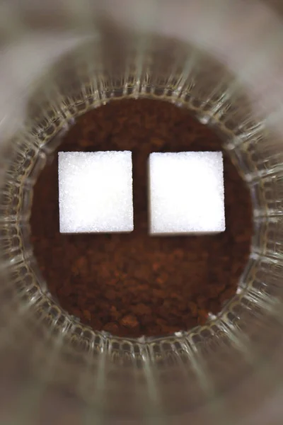 玻璃中的两块糖 不溶咖啡 — 图库照片