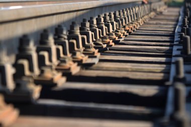 Mesafe içine bırakarak cıvata kaplin demiryolu. Bakış açısı.