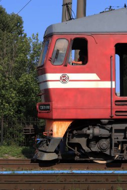 Kırmızı lokomotif kabin. Ön kısım tren. Demiryolu taşıma aracı.