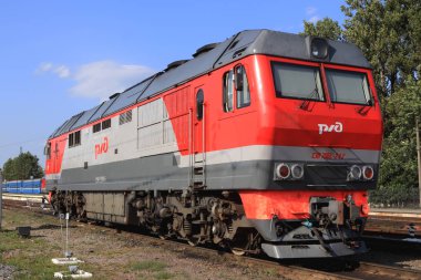 Kırmızı lokomotif kabin. Ön kısım tren. Demiryolu taşıma aracı.