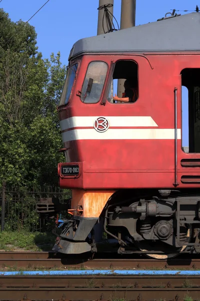 Kırmızı lokomotif kabin. Ön kısım tren. Demiryolu taşıma aracı.