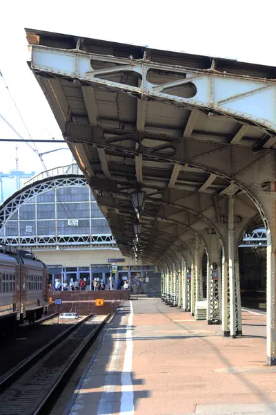 Demir Gölgelik Inşaat Ile Tren Istasyonu Platformu — Stok fotoğraf