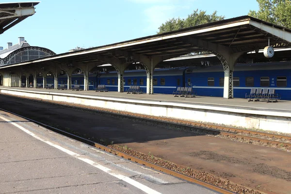 Railway Station Platform Met Ijzeren Luifel Constructie — Stockfoto