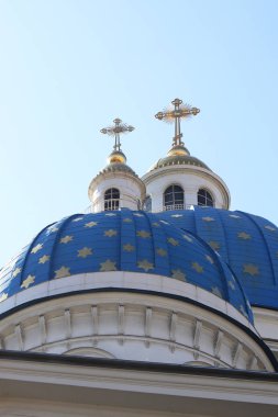 İki mavi kubbeler ve haçlar. Trinity Izmailovsky Katedrali. Yaşam hayat veren Holy Trinity Katedrali Izmailovsky alayı korur. Saint-Petersburg.