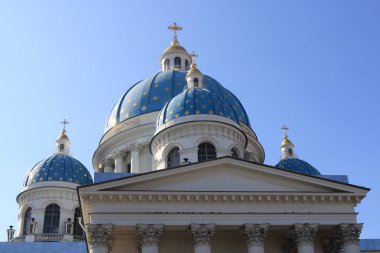 Cephe ile mavi kubbeler ve haçlar. Trinity Izmailovsky Katedrali. Yaşam hayat veren Holy Trinity Katedrali Izmailovsky alayı korur. Saint-Petersburg.