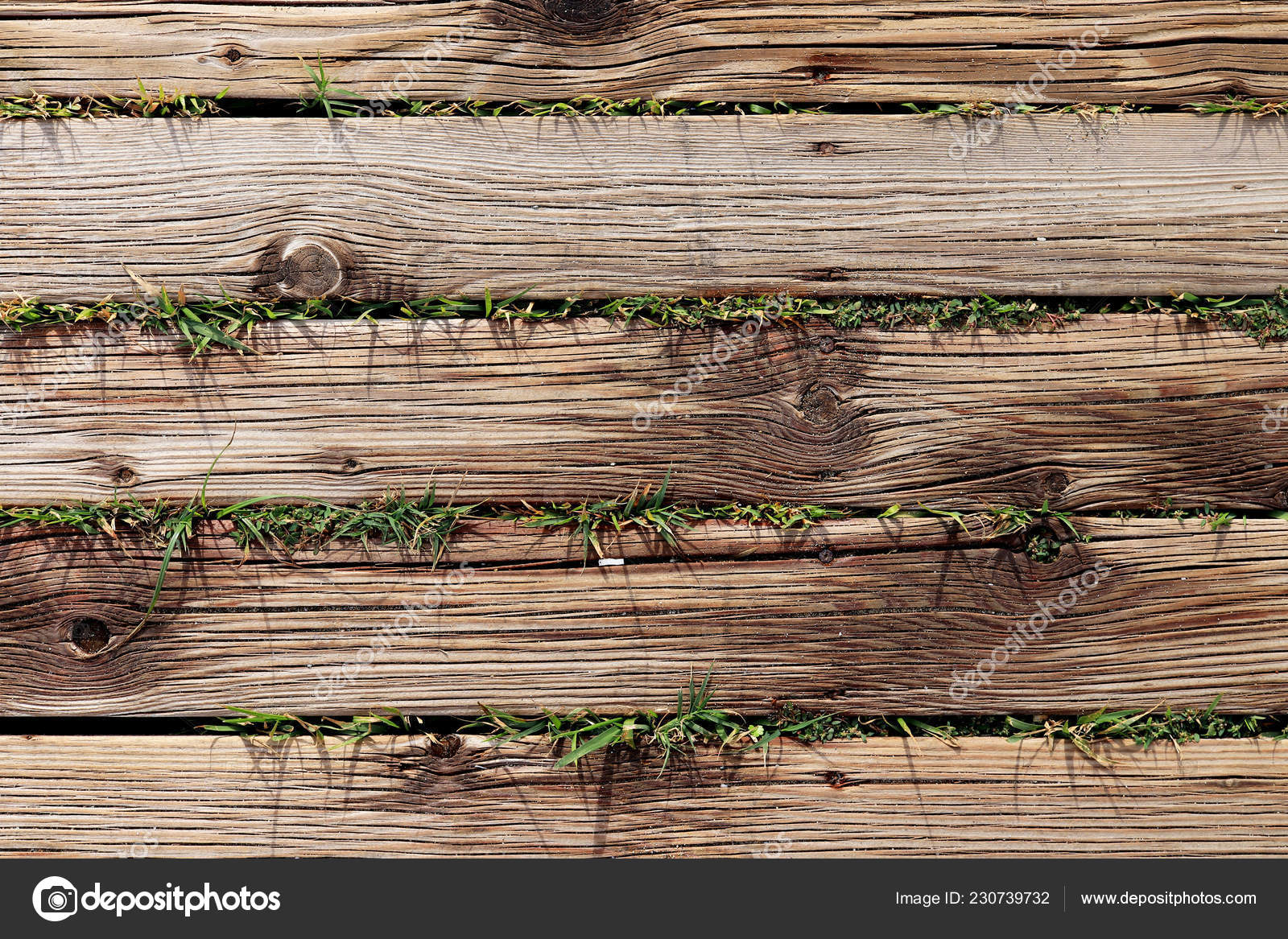 草のテクスチャと木製の板 木製ビーチの方法 木の板の背景 水平方向 ストック写真 C Sanches812