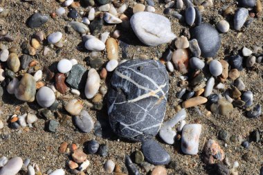Plaj yüzeyi taşlar. Deniz çakıl cobblestones doku ile. Deniz mineral güzellik uyum.
