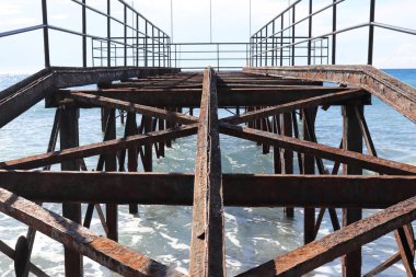 Deniz sahilinde sert pas iskelesi inşaatı