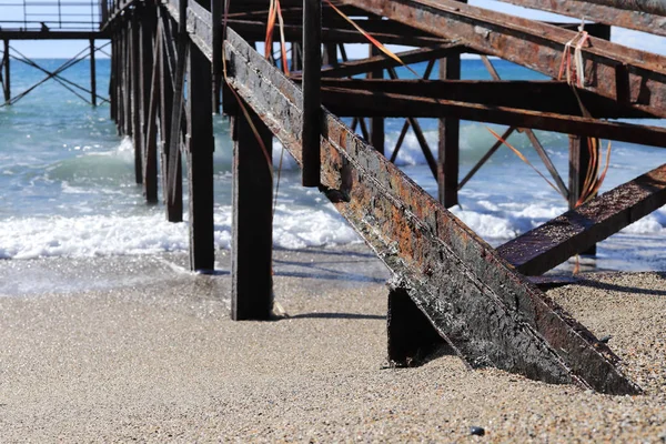 Construcción Dura Del Muelle Oxidado Playa — Foto de Stock