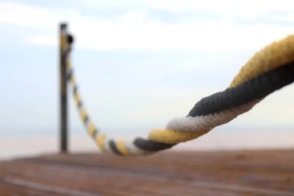 ロープを桟橋でピアス どんよりした天気 — ストック写真