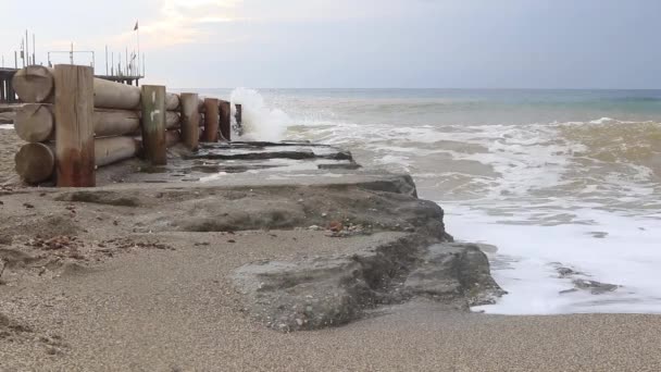 Coastal Wooden Fence Incoming Waves Sea Pier Background Alanya Turkey — Stock Video