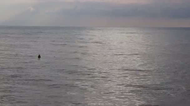 Ruhige Meereswellen Mit Boje Horizont Und Bewölktem Wetter Hintergrund Alanya — Stockvideo