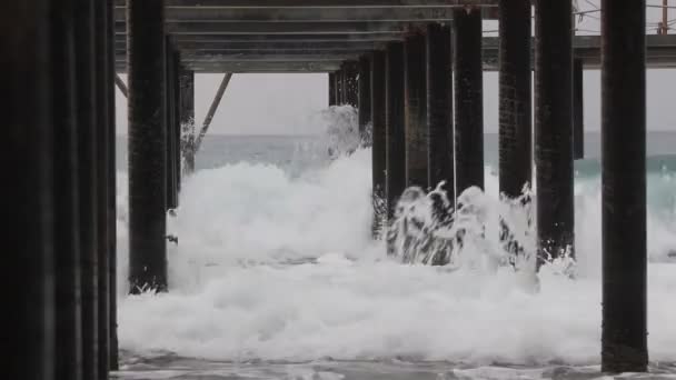 Ondas Vindouras Batidas Cais Aço Sob Vista Cais Clima Nublado — Vídeo de Stock