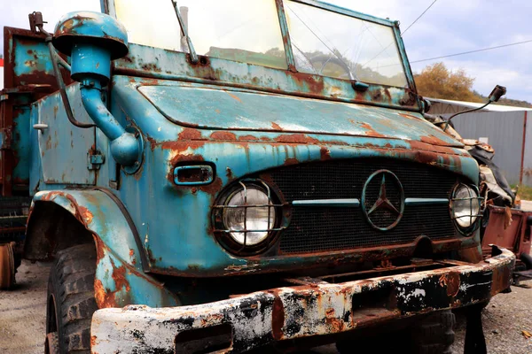 Zardzewiały Wózek Otwartej Kabinie Vintage Wieku Pojazdu Wyblakły Retro Samochód — Zdjęcie stockowe