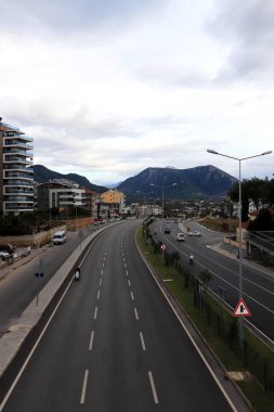 Konut Alanya şehrin yakınlarındaki Otoban yolu. Türkiye.