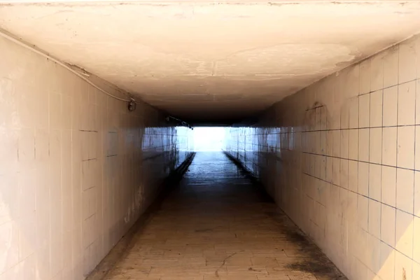 Uma Luz Fim Túnel Underpass Com Azulejos Brancos — Fotografia de Stock