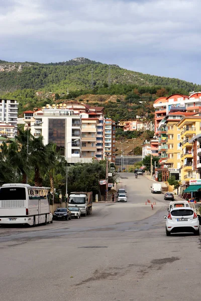 Rua Residencial Cidade Alanya Com Ônibus Muitos Carros Montanha Fundo — Fotografia de Stock