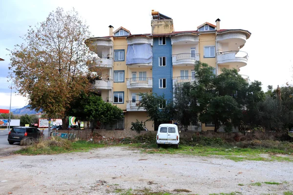 Edifício Residencial Com Carro Estacionamento Cidade Alanya Turquia — Fotografia de Stock