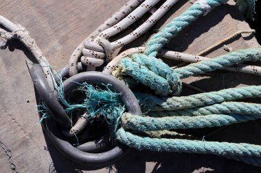 Birçok önde gelen ip knot tekne palamarla. Demir bağlama halkaları. Beton İskelesi yüzey. Deniz deniz arka plan.