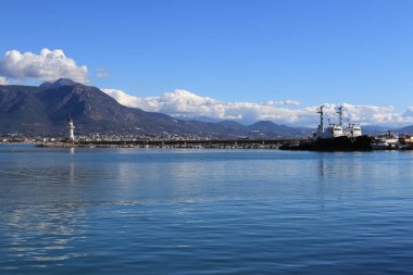 Marina defne yatay, iki römorkörler ve dalgakıran pier deniz feneri.