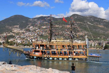 Yelkenli gemi limana girer. Alanya marina defne. Türkiye.