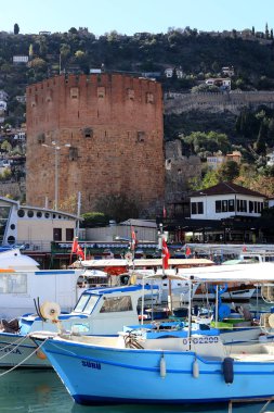 Bedesten Alanya kale ana kuleye marina manzara. Koyda demirli tekneler. Türkiye.