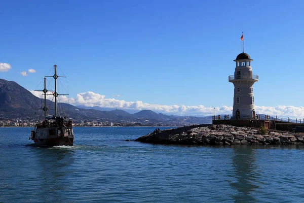 Segelfartyget Seglar Från Hamnen Havet Förbi Fyren Alanya Turkiet — Stockfoto