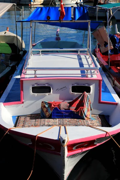 Roze Elegante Boot Afgemeerd — Stockfoto