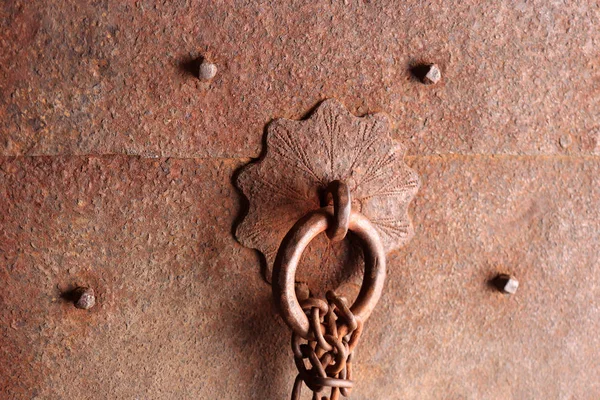 Ржавая Металлическая Массивная Дверь Кольцом Ржавой Текстурой Цепи — стоковое фото