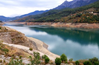 Alanya baraj nehir manzara dağlarda. Su deposu.