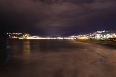 Alanya şehir gece ışık pozlama. Deniz manzaralı. Türkiye'de seyahat arka plan.