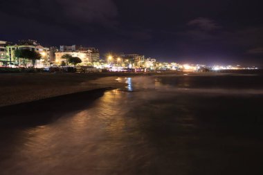 Alanya kıyı gece ışık pozlama. Türkiye'de seyahat arka plan.