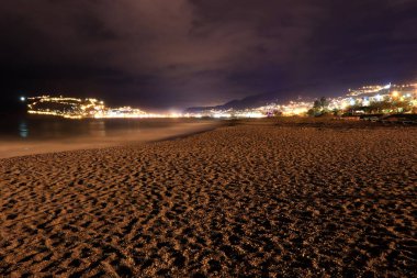 Alanya kıyı beach gece ışık pozlama. Türkiye'de seyahat arka plan.