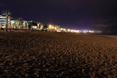 Alanya beach gece ışık pozlama. Türkiye'de seyahat arka plan.