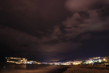 Alanya deniz plaj sahil. Gece uzun pozlama. Türkiye.