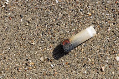 Kum doku eski paslı boş patron. Yaz plaj arka plan.